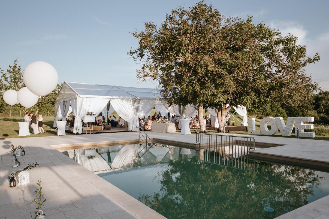 Villa Poropati, Groznjan, Istria - Luxury Countryside Estate For Up To 19 Persons - Large Pool Of 80M2 With Kids Section Eksteriør billede
