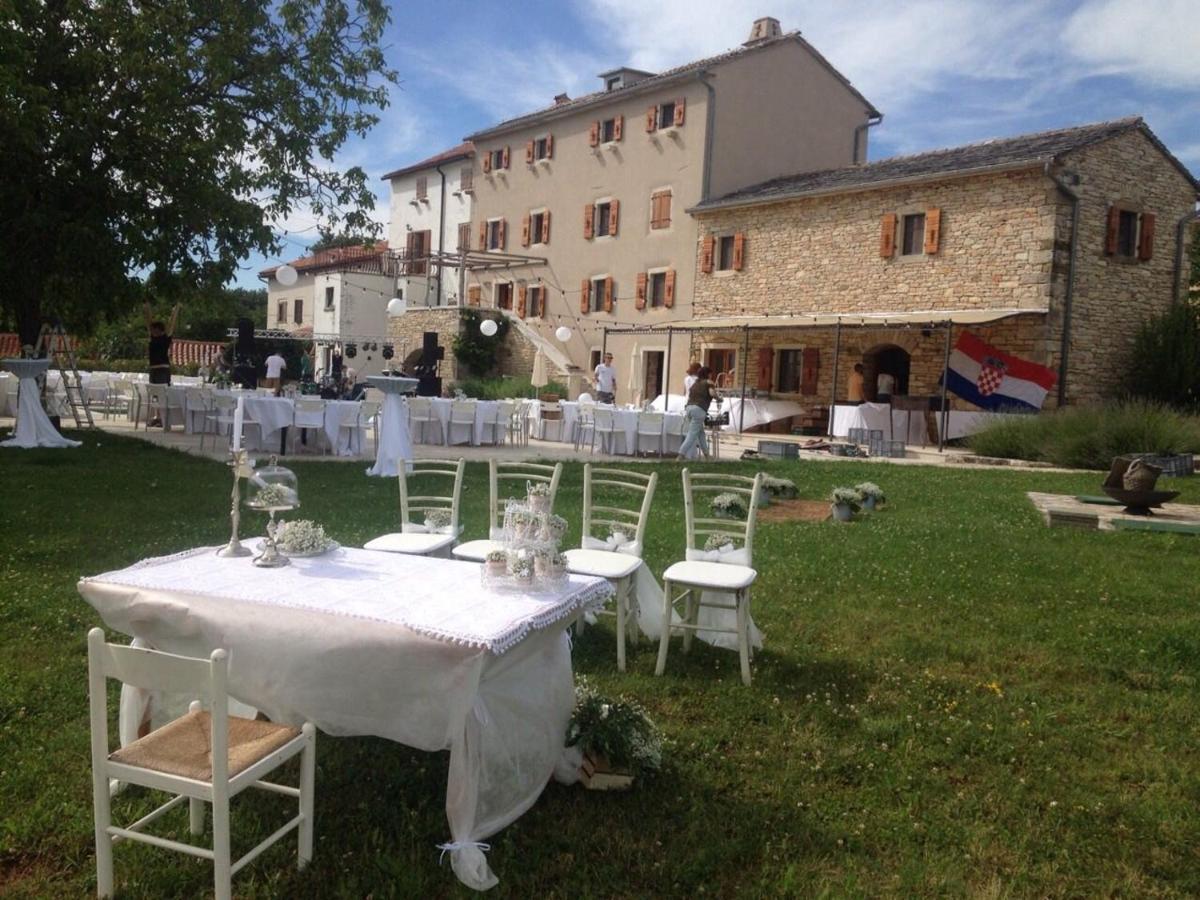 Villa Poropati, Groznjan, Istria - Luxury Countryside Estate For Up To 19 Persons - Large Pool Of 80M2 With Kids Section Eksteriør billede