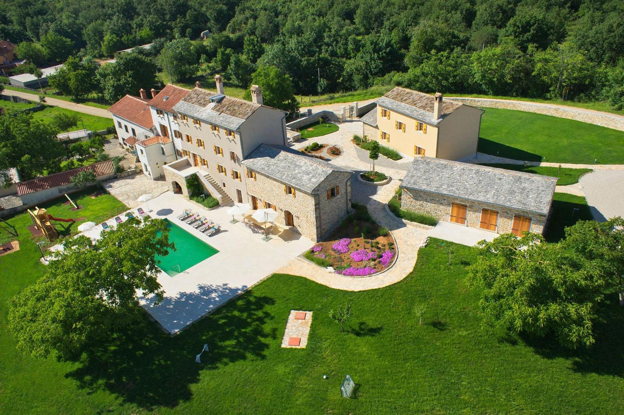 Villa Poropati, Groznjan, Istria - Luxury Countryside Estate For Up To 19 Persons - Large Pool Of 80M2 With Kids Section Eksteriør billede