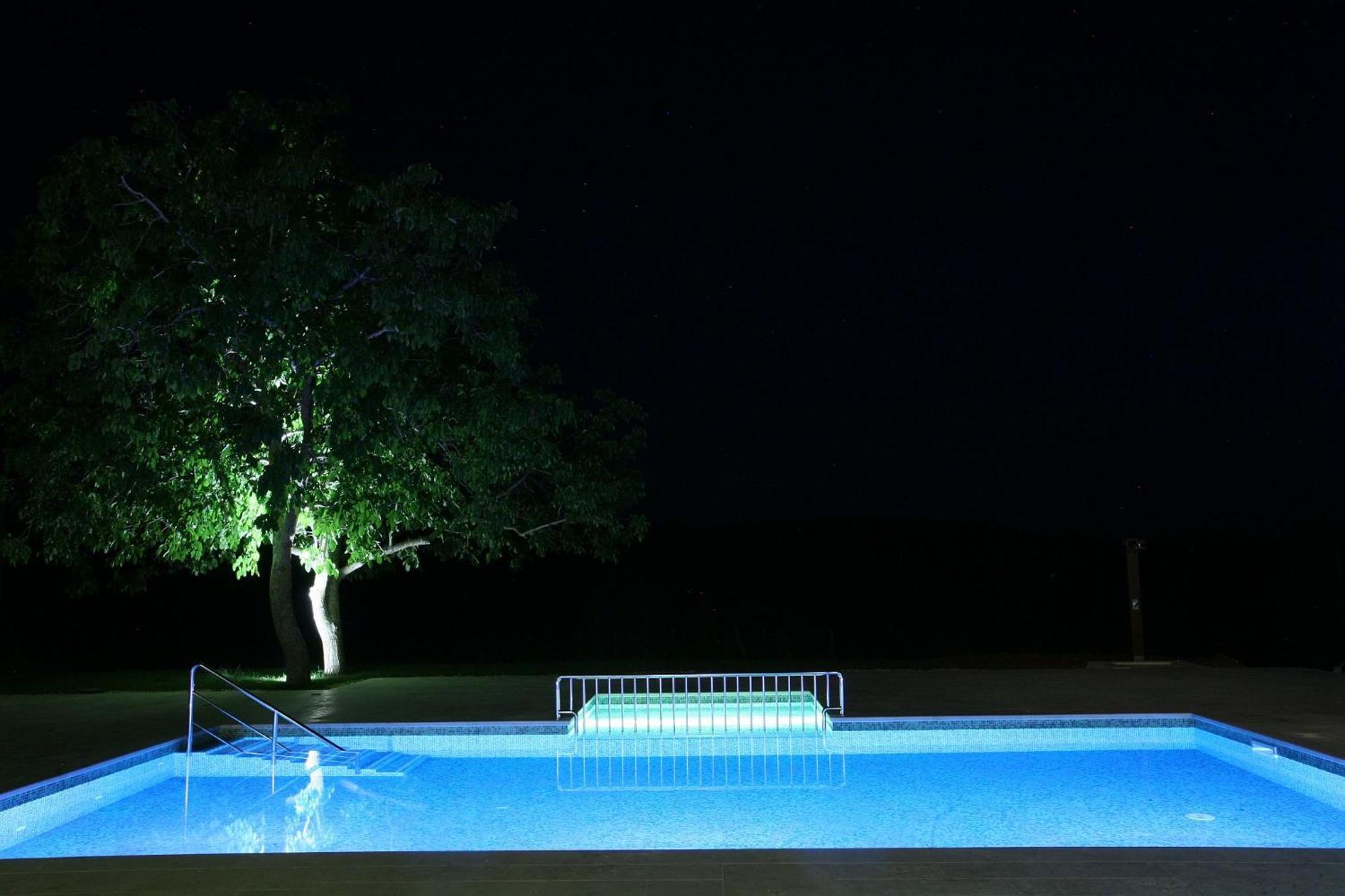 Villa Poropati, Groznjan, Istria - Luxury Countryside Estate For Up To 19 Persons - Large Pool Of 80M2 With Kids Section Eksteriør billede