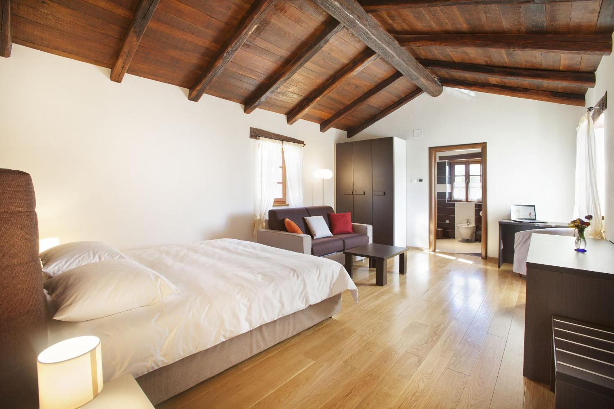 Villa Poropati, Groznjan, Istria - Luxury Countryside Estate For Up To 19 Persons - Large Pool Of 80M2 With Kids Section Eksteriør billede