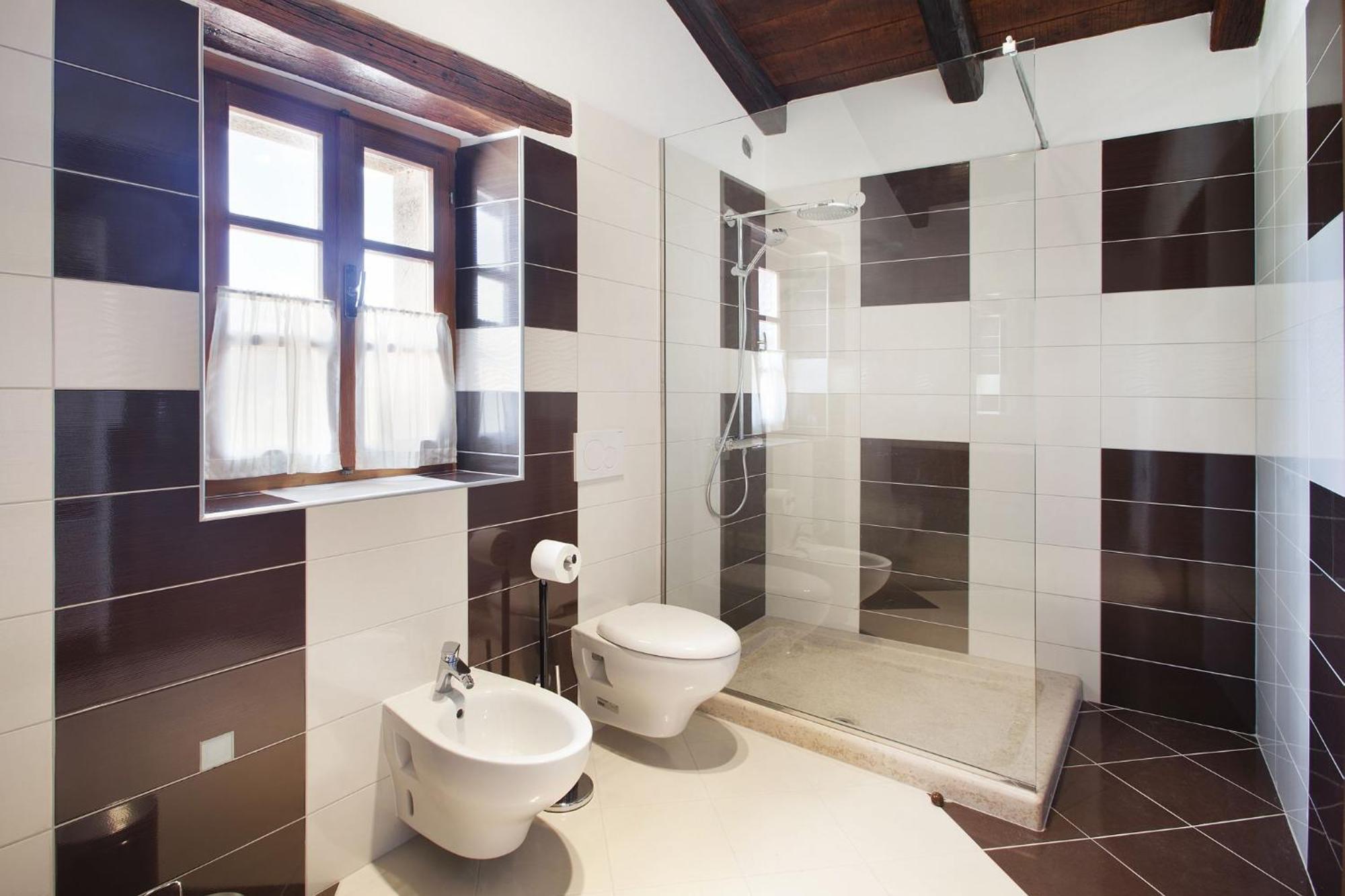 Villa Poropati, Groznjan, Istria - Luxury Countryside Estate For Up To 19 Persons - Large Pool Of 80M2 With Kids Section Eksteriør billede