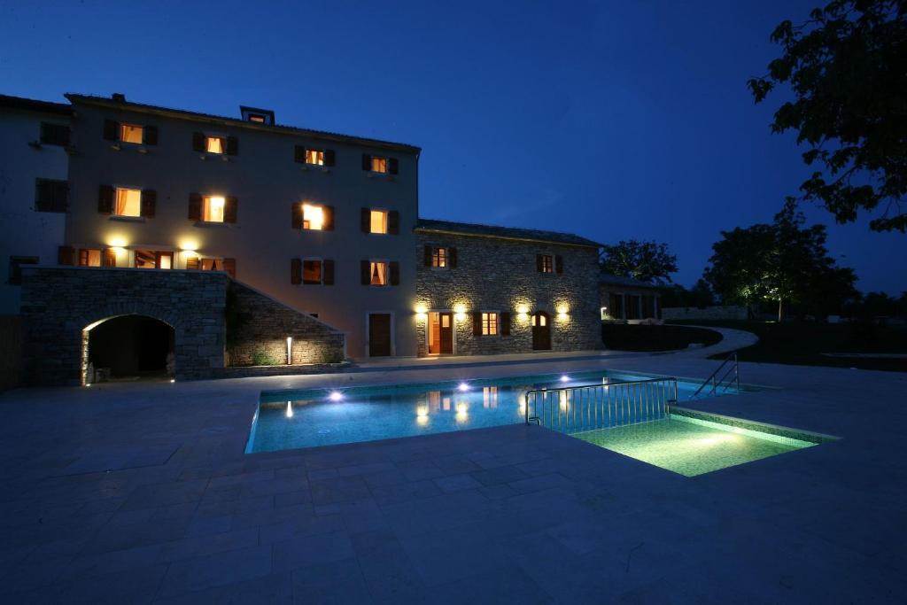 Villa Poropati, Groznjan, Istria - Luxury Countryside Estate For Up To 19 Persons - Large Pool Of 80M2 With Kids Section Værelse billede