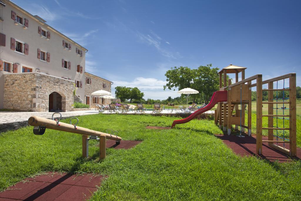 Villa Poropati, Groznjan, Istria - Luxury Countryside Estate For Up To 19 Persons - Large Pool Of 80M2 With Kids Section Eksteriør billede