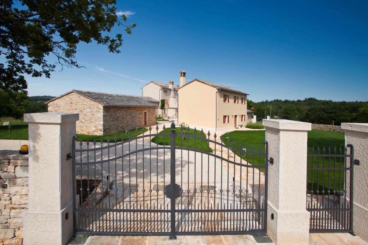 Villa Poropati, Groznjan, Istria - Luxury Countryside Estate For Up To 19 Persons - Large Pool Of 80M2 With Kids Section Eksteriør billede
