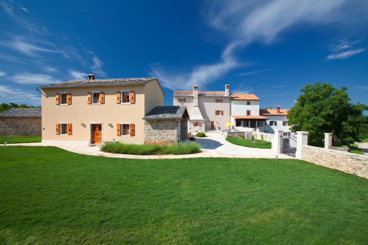 Villa Poropati, Groznjan, Istria - Luxury Countryside Estate For Up To 19 Persons - Large Pool Of 80M2 With Kids Section Eksteriør billede