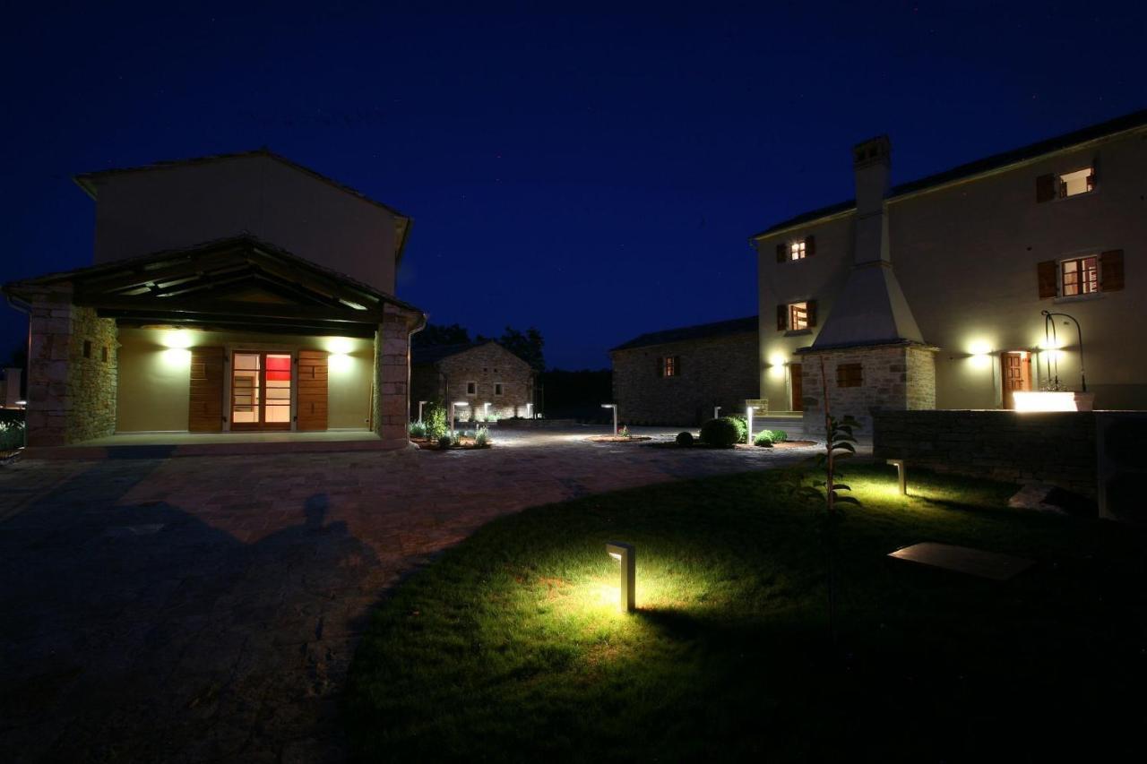 Villa Poropati, Groznjan, Istria - Luxury Countryside Estate For Up To 19 Persons - Large Pool Of 80M2 With Kids Section Værelse billede